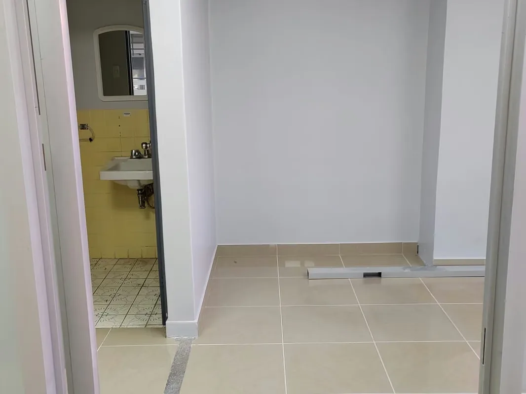Looking for a strategic location with high pedestrian and vehicular traffic? This office is the answer. Spacious, modern, and ready to move in. — photo 5