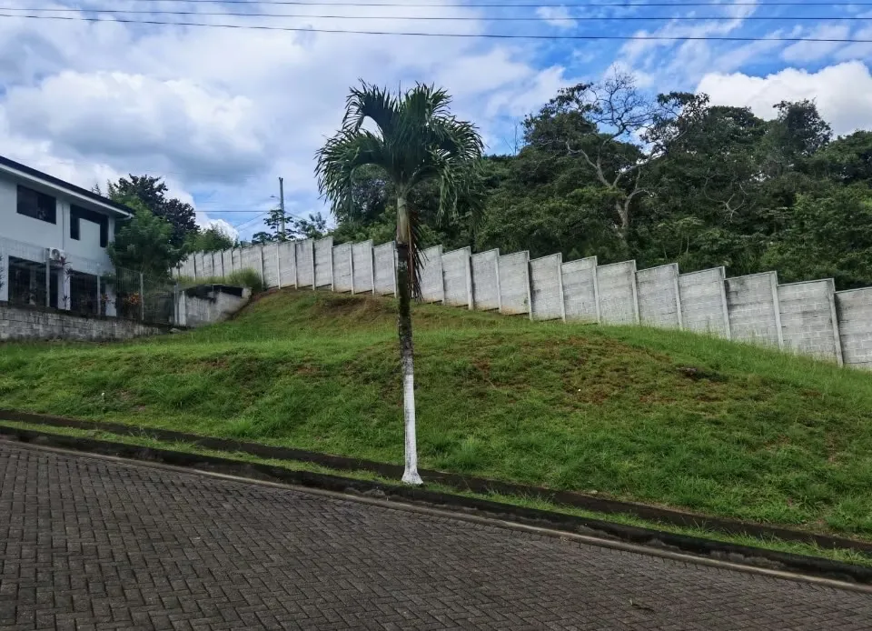 Se vende amplio lote esquinero, en exclusivo condominio en Grecia, Alajuela.