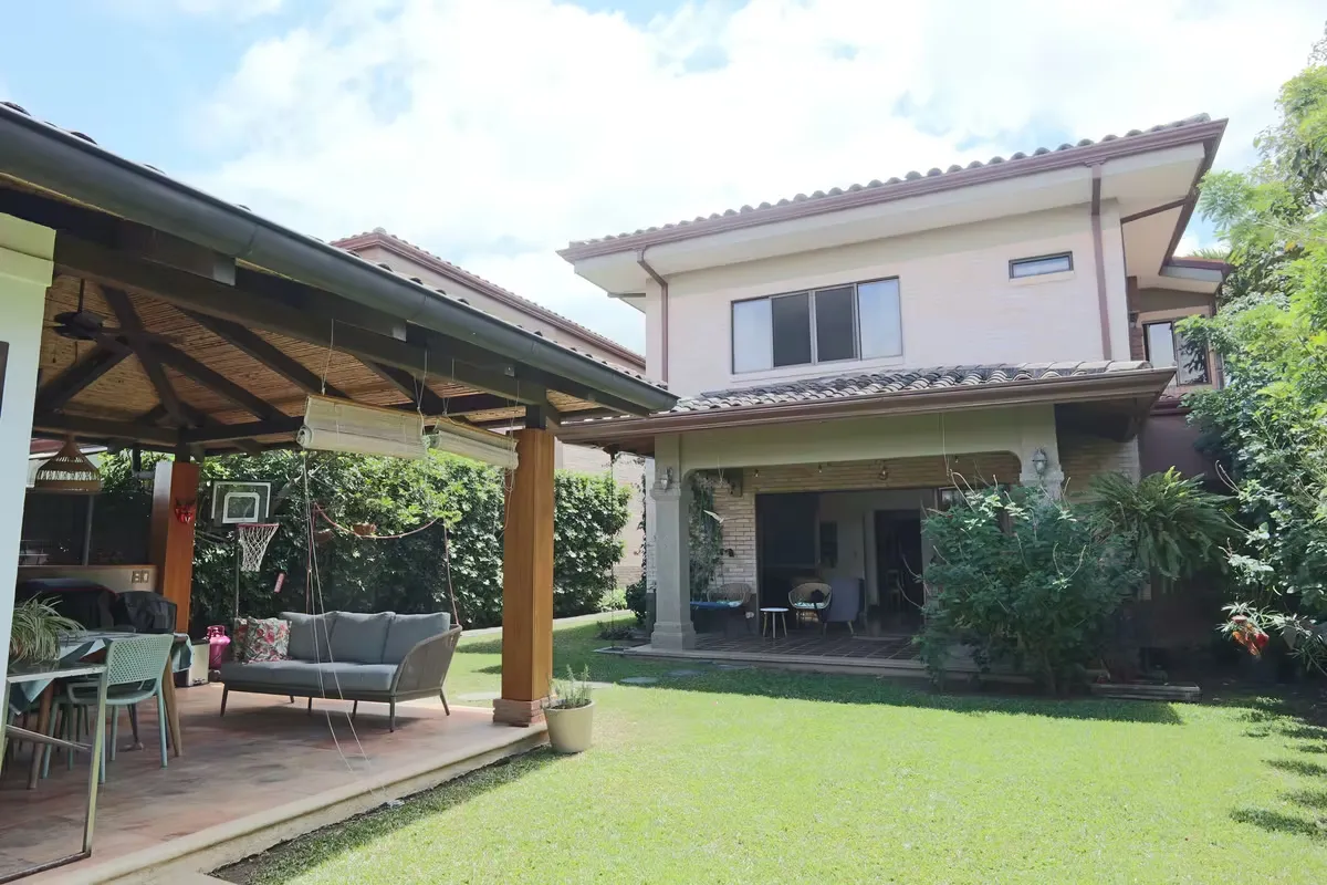Descubra esta hermosa residencia recientemente remodelada, ubicada en un exclusivo condominio en Santa Ana ...