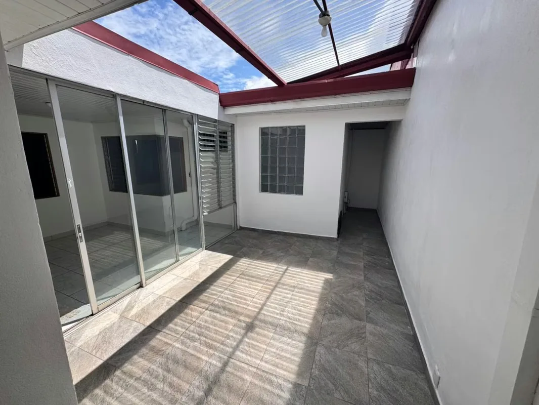 Venta de casa de una planta en el Carmen de Guadalupe, Mata de Plátano, Goicoechea. El lote mide 180 m2, con una construcción de 165 m2 aproximadamente. Tiene cochera con portón ... — photo 2