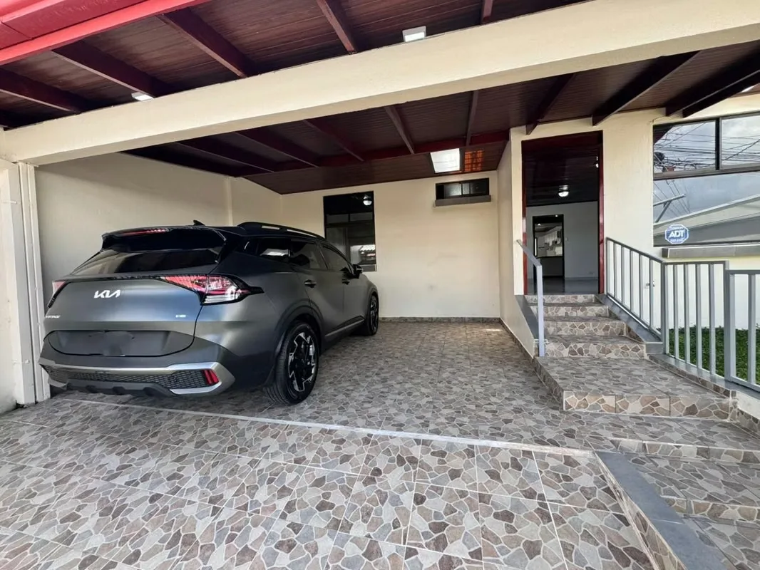 Venta de casa de una planta en el Carmen de Guadalupe, Mata de Plátano, Goicoechea. El lote mide 180 m2, con una construcción de 165 m2 aproximadamente. Tiene cochera con portón ... — photo 3