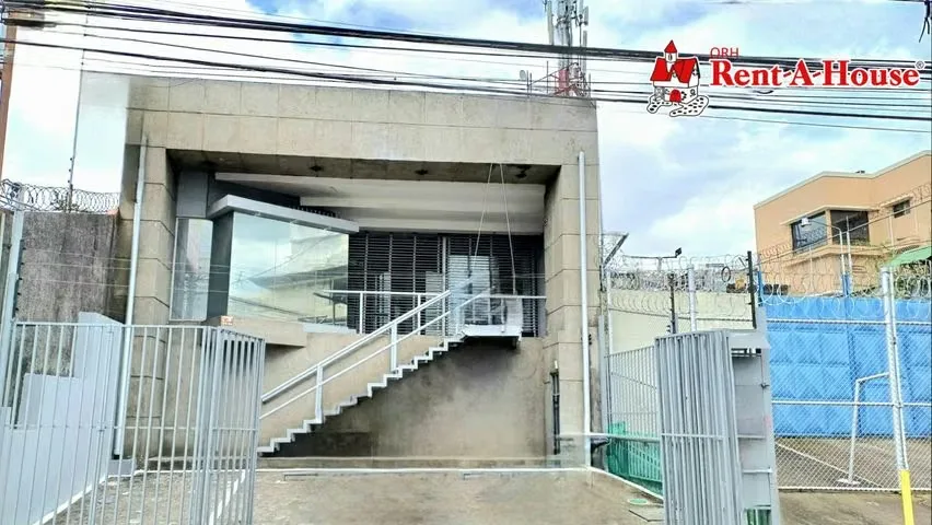 Propiedad estratégica en alquiler en Avenida Central, con 6 oficinas modernas, cada una con baño privado, 2 bodegas de almacenamiento y un área común multiuso. Ideal para ...