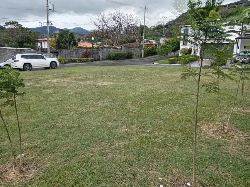 This 458-square-meter corner lot is located in an exclusive gated community in Piedades de Santa Ana, a privileged area that combines tranquility, security, and comfort. Its corner ...