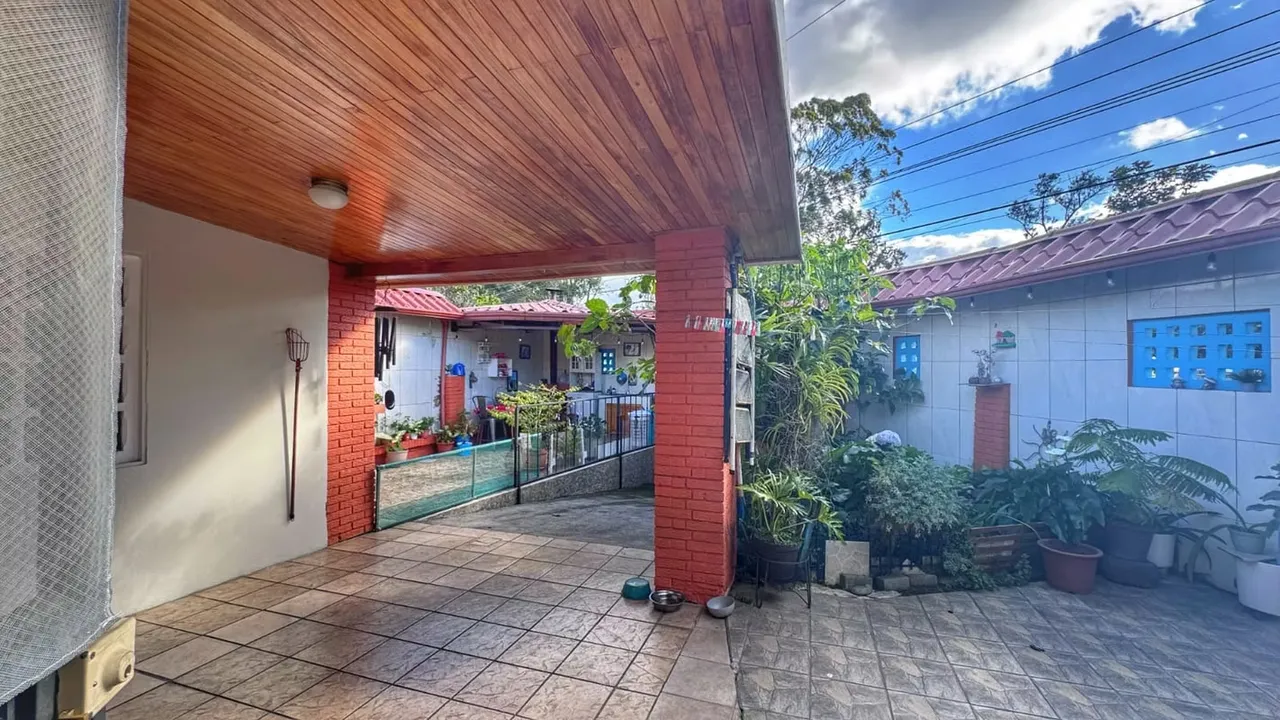 Casa esquinera en venta en Cartago con uso mixto – Ubicación premium cerca de todo