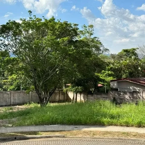 Construya su proyecto de vida familiar en 510 m2 de hermoso lote plano en condominio que brinda seguridad, naturaleza que usted necesita: Piscina - Gimnasio equipado - Zonas verdes para ...