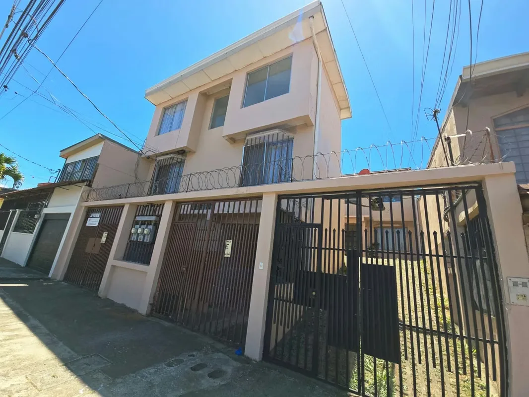 San Francisco de Dos Ríos alberga esta propiedad diseñada para la inversión inmobiliaria, distribuida en un lote de 283 metros cuadrados con una construcción total de 270 metros ...