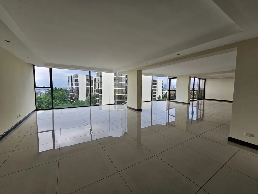 Magnificen apartment of 330m2 in a single story. Consists of Living Area, Dining Area, Spacious Balcony, Kitchen, Laundry Area, 3 Bedrooms and 2.5 Bathrooms. All with fine finishings. ...