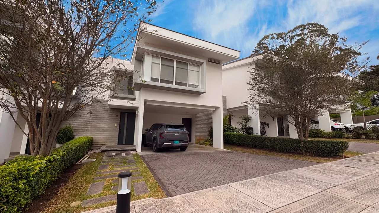 * 5 rooms (3 up + 1 Service + 1 Office or additional room)