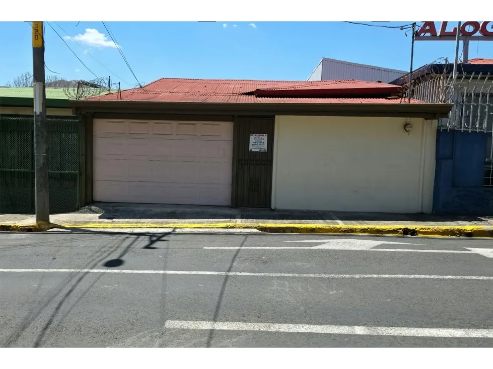 Se alquila amplia casa ubicada en el centro de Alajuela, en una zona estratégica con excelente exposición y fácil acceso. Gracias a su ubicación ...