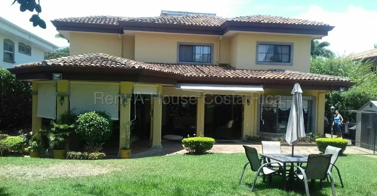 Espectacular residencia de 2 niveles con 4 amplias habitaciones, ubicada en uno ...