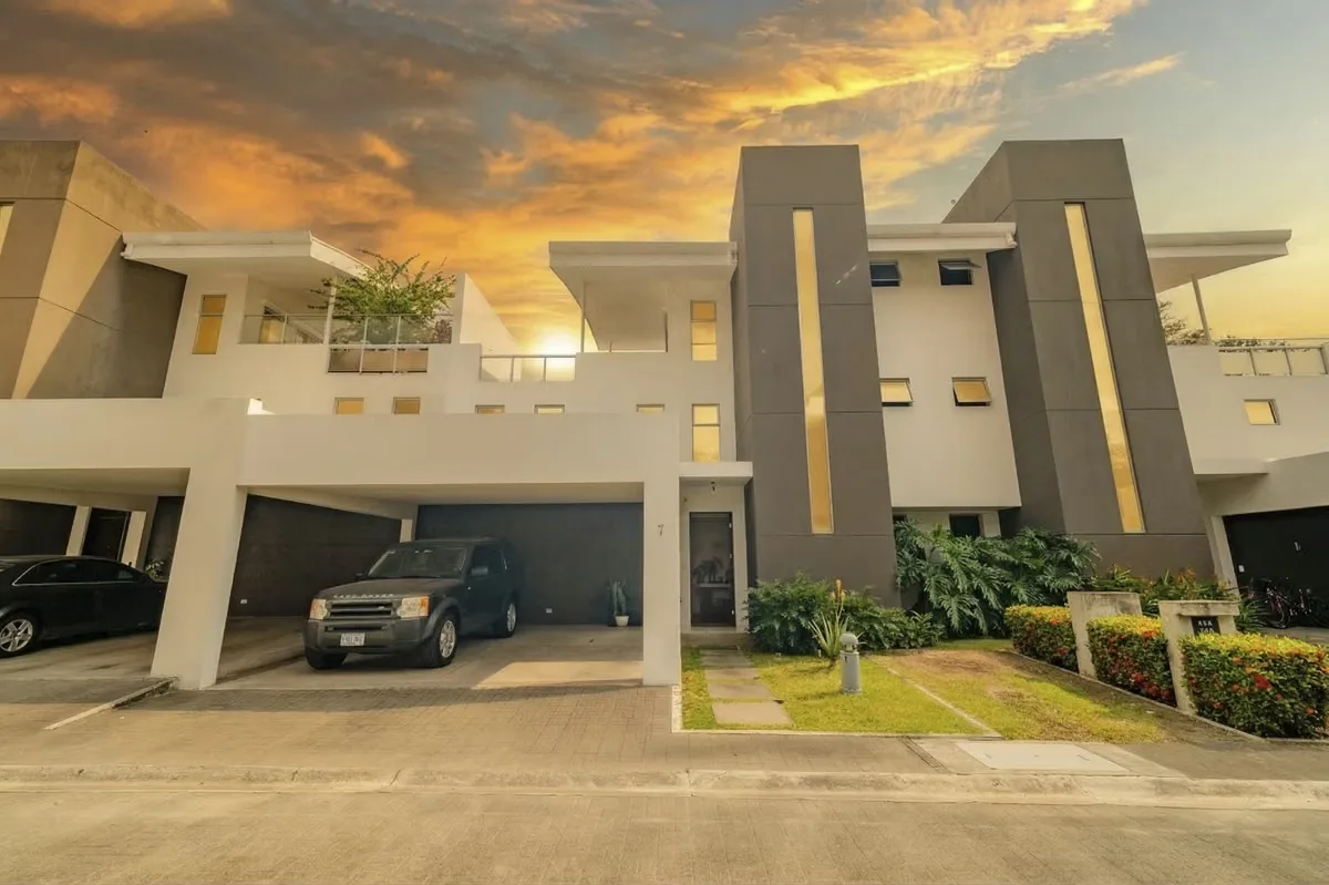 House for Sale in Santa Ana Downtown