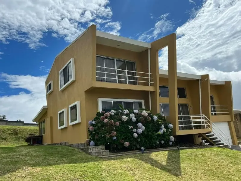 Descubra la serenidad y el confort en armonía con la naturaleza en esta excepcional propiedad en Cartago, Llano Grande, barrio Banderilla. Al entrar, una rampa de 370 metros le da la ...
