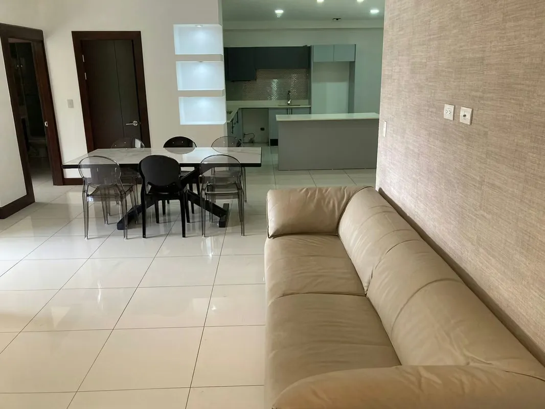 This gorgeous and elegant 240m2 apartment is optimally distributed to maximize space, offering abundant natural ...
