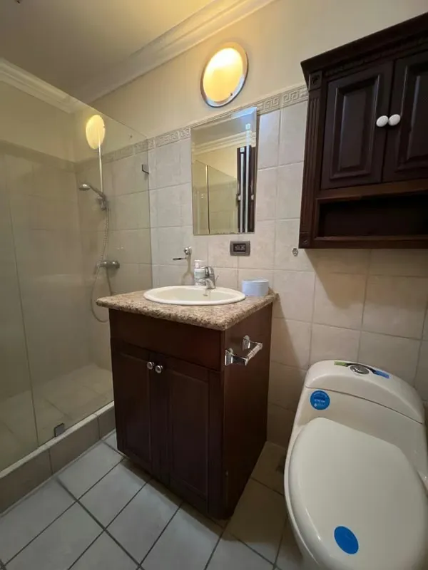 SE RENTA hermoso apartamento en Torres de la Colina, Escazu, 2 habitaciones, full amoblado