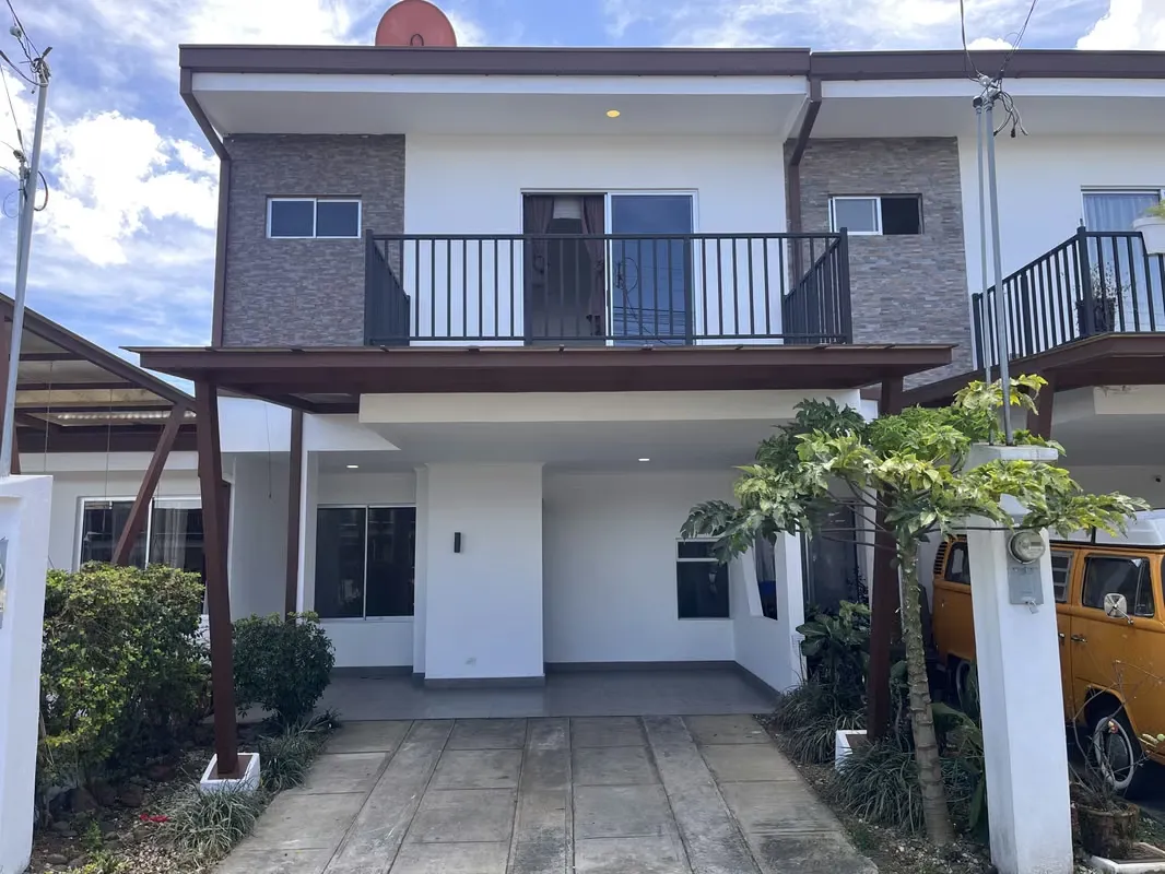 Spacious house for sale in Alajuelita, priced at $175,000. Features include: 187 m² of construction 120 m² lot 3 bedrooms 2.5 bathrooms 1 parking space Living room, dining room, ...