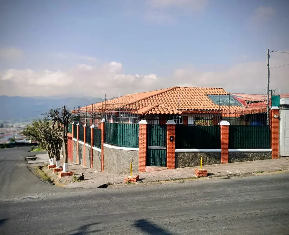 3 dormitorios (principal mide 3 x 3,5 m, secundarios: 3 ...
