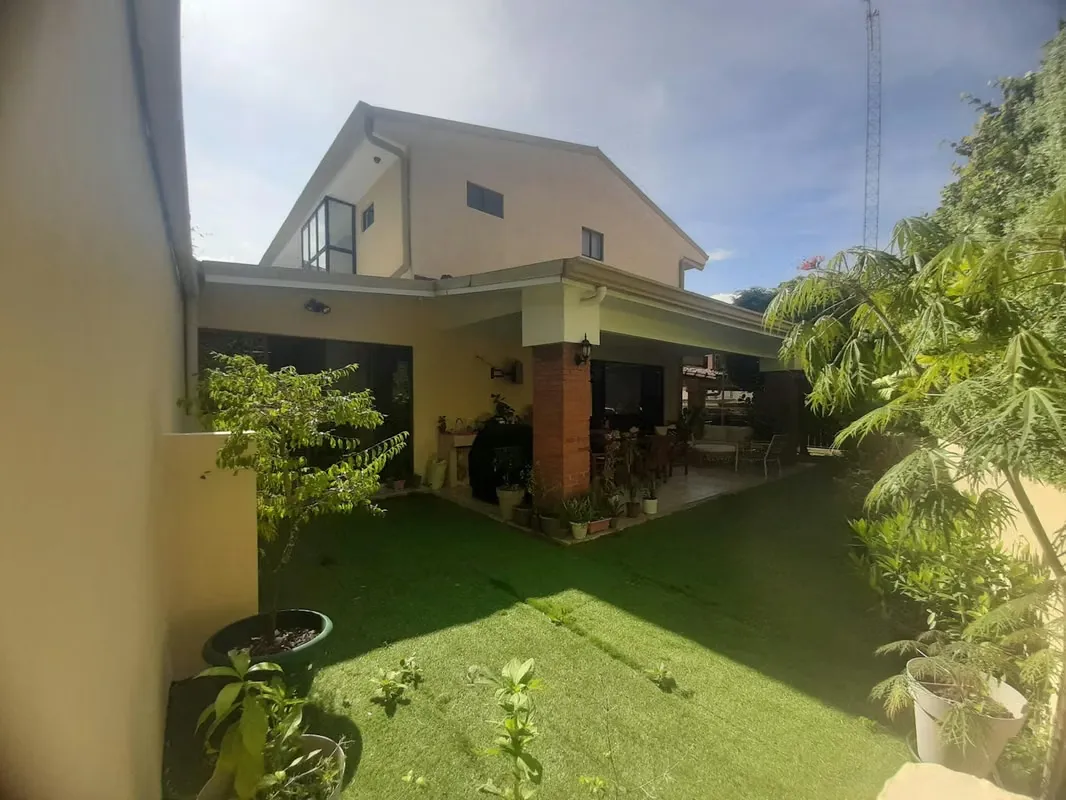 Santa Ana-Pereira. OPORTUNIDAD HERMOSA Y AMPLIA CASA MP 25-114
