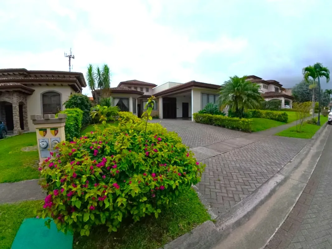 Se Vende Casa de Lujo en Condominio . Amplio Lote y 6 Parqueos( JS 1322 22 )