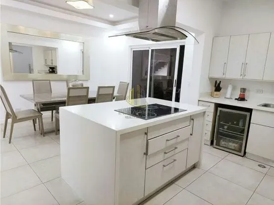 Fue remodelada en el 2019 por lo que se ve más iluminada y con lindos detalles contemporáneos.