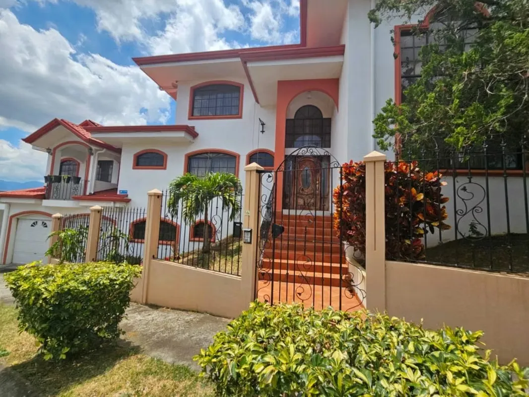 En una de las zonas de mayor plusvalía de Heredia, justo en el límite con Santo Domingo, se encuentra esta espectacular casa ... — photo 3
