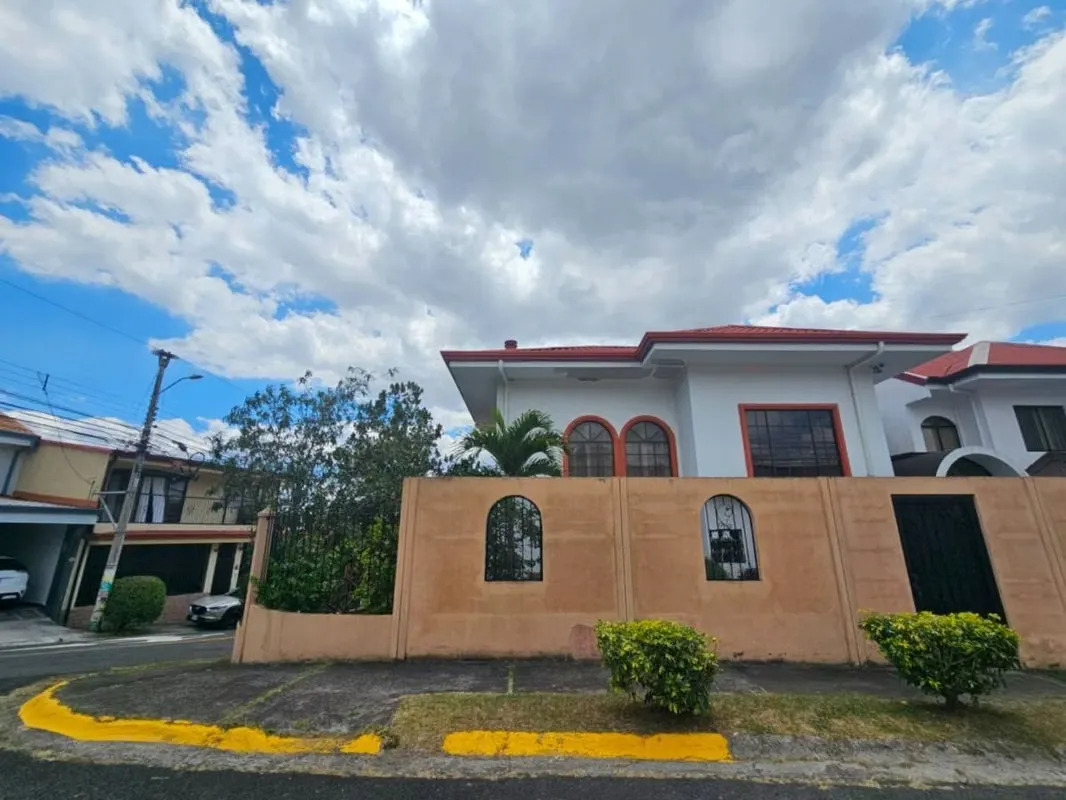 En una de las zonas de mayor plusvalía de Heredia, justo en el límite con Santo Domingo, se encuentra esta espectacular casa ... — photo 4