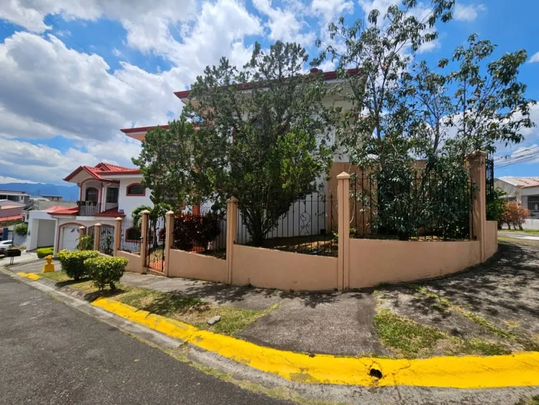 En una de las zonas de mayor plusvalía de Heredia, justo en el límite con Santo Domingo, se encuentra esta espectacular casa ... — photo 5