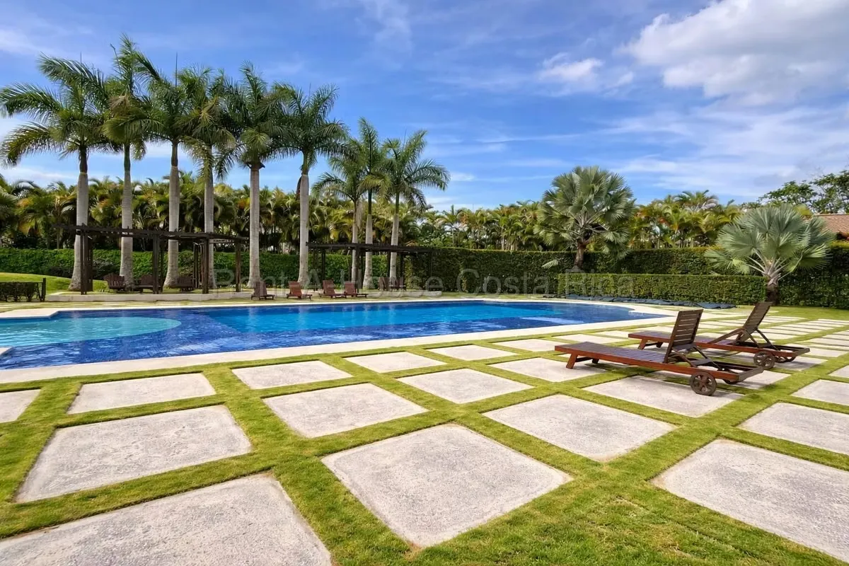 Venta de lote de 2665 m2 en Condominio Monterán Curridabat