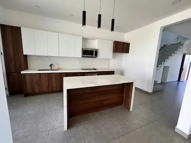 Buscas una casa que no solo sea un hogar, sino una declaración de estilo? Esta residencia cerca de todo en Barrio ...