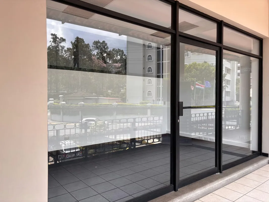 Local ideal para oficinas en una excelente ubicación en centro comercial en San Rafael, Escazú.