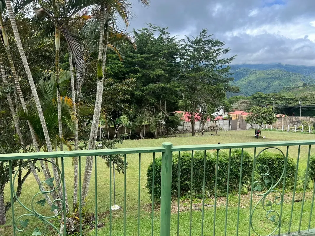 Bella propiedad en La Castilla, Paraíso de Cartago , a tan solo 2 minutos del centro de la comunidad. La propiedad se encuentra en una zona de privilegio rodeada de ...
