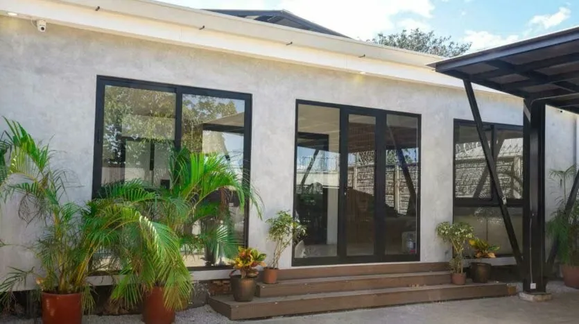 Located in Santa Cruz, just 5 minutes from downtown and 2 kilometers from the new hospital, this home under construction presents an excellent opportunity to own a modern, ...