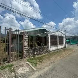 Propiedad con 4 apartamentos: cada uno con sala, comedor, cocina, 1 baño completo, área de pilas y ...
