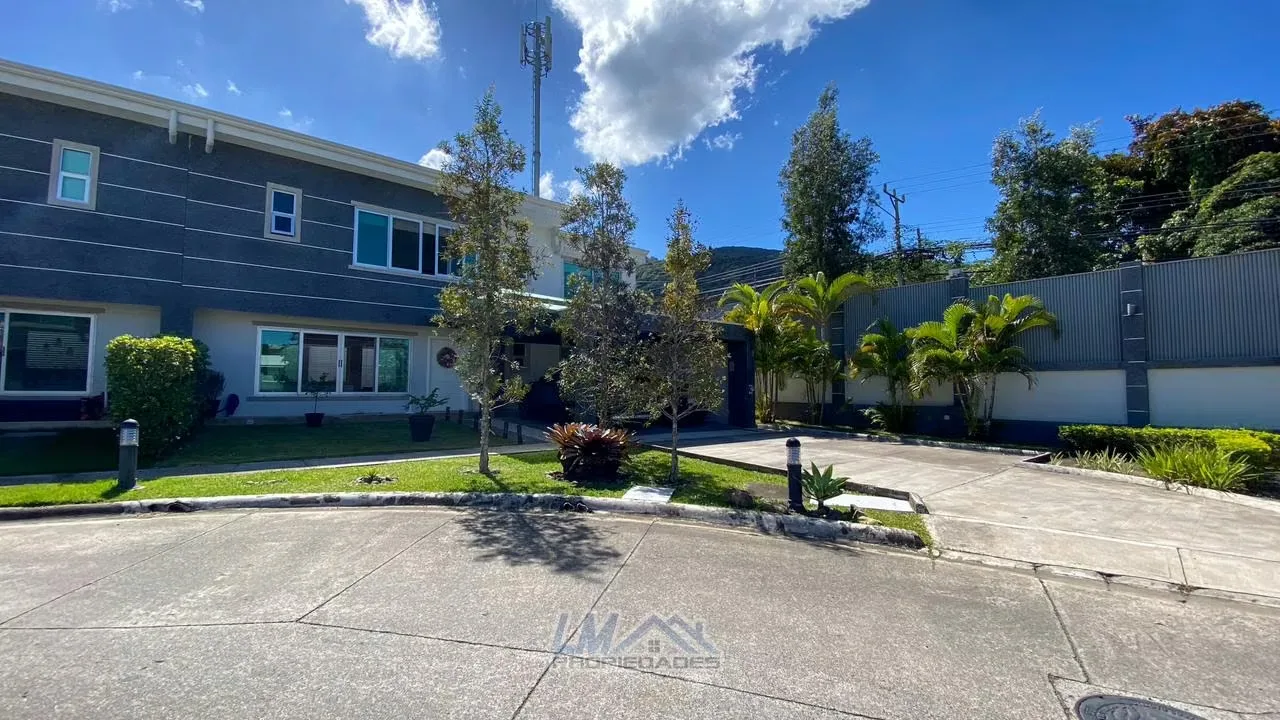 Descubra una propiedad que combina elegancia, amplitud y funcionalidad en una de las zonas residenciales más cotizadas de Santa Ana. Esta hermosa casa esquinera se encuentra dentro de ...