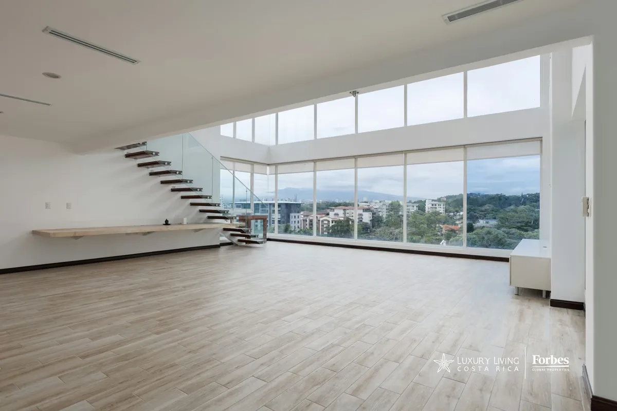 Located in one of the most established and strategically positioned areas of Escazú, this penthouse at the exclusive Greenhouse condominium offers a balanced ...