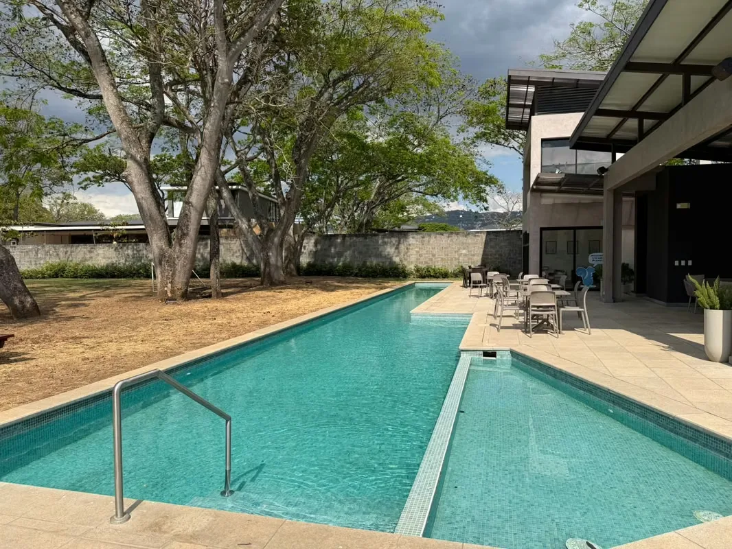 Venta y alquiler de casa en Vereda Lindora, Santa Ana