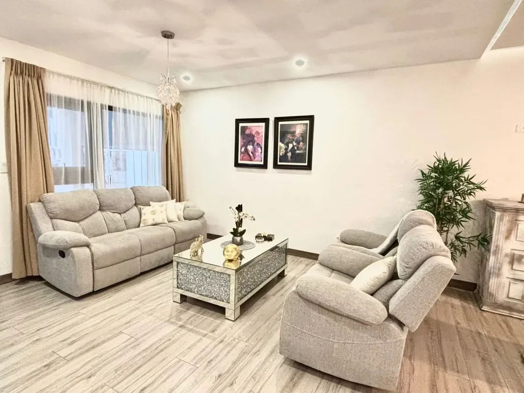 Descubre esta hermosa casa ubicada en un exclusivo condominio de solo 60 residencias, que combina un entorno urbano ...
