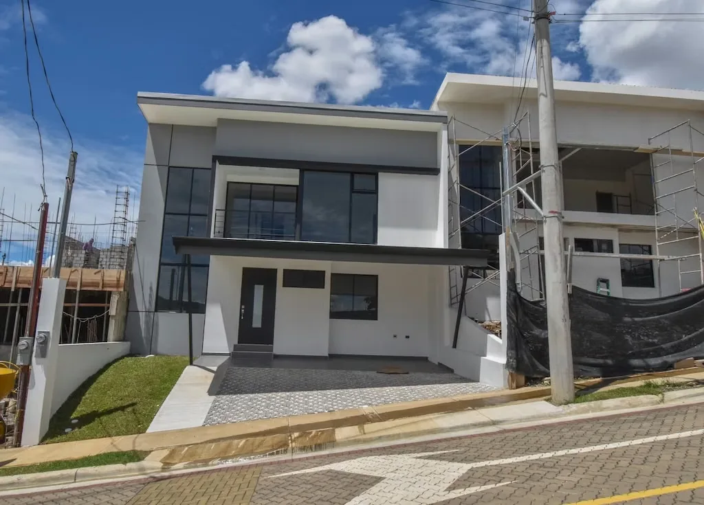 Brand new 4-bedroom home located in the Acqua Condominium in Concepción de Tres Ríos, 5 minutes from the Curridabat Walmart. The property has a 161 m2 lot and a 200 m2 ...