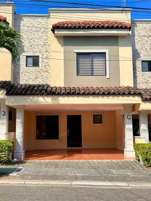 Discover the perfect balance between comfort, security and lifestyle in this beautiful two-level house located in the exclusive Santa Ana ...