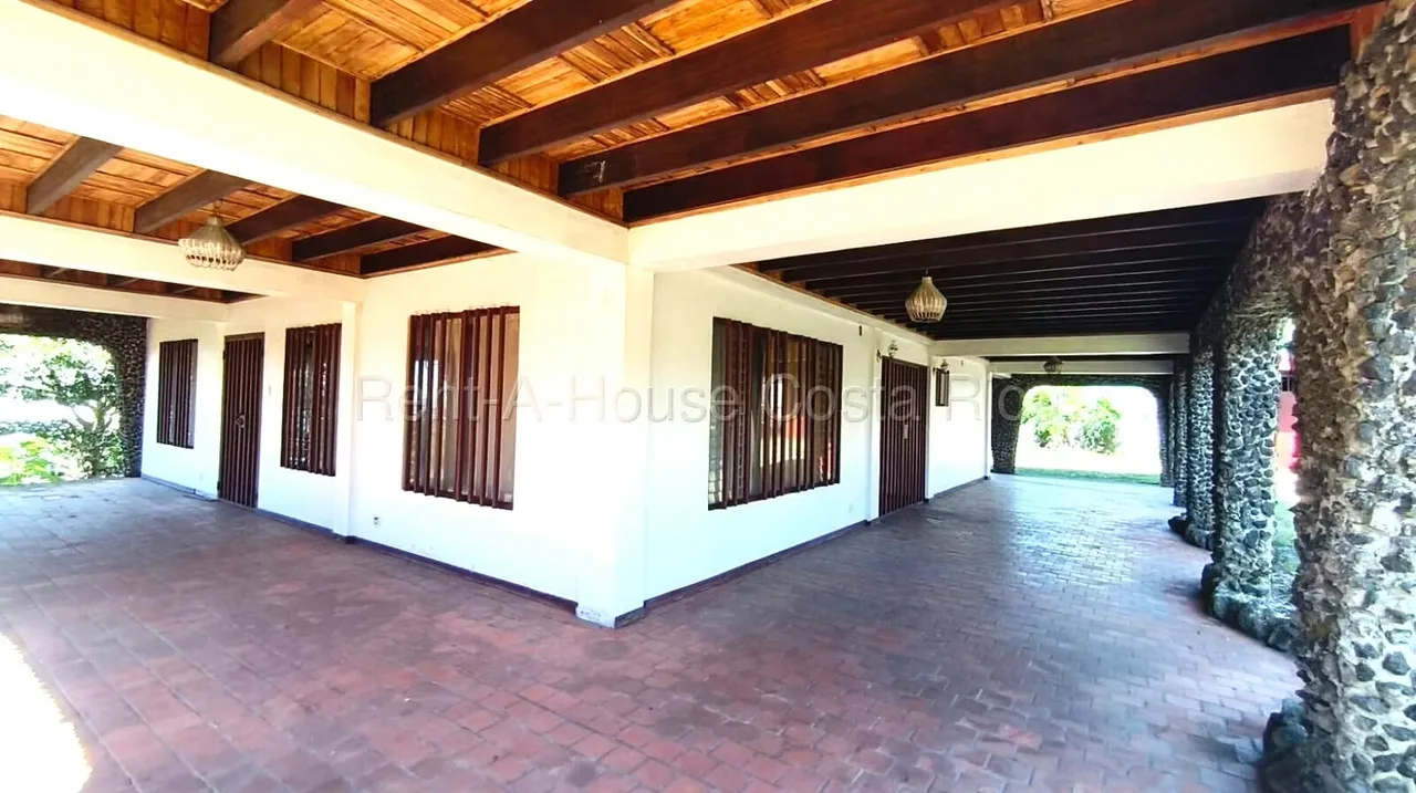 A rare gem in San Pablo de Barva, blending traditional Costa Rican charm with powerful investment potential. This 400 m² home sitting on an impressive 1,325.56 m² lot offers spacious ... — photo 4