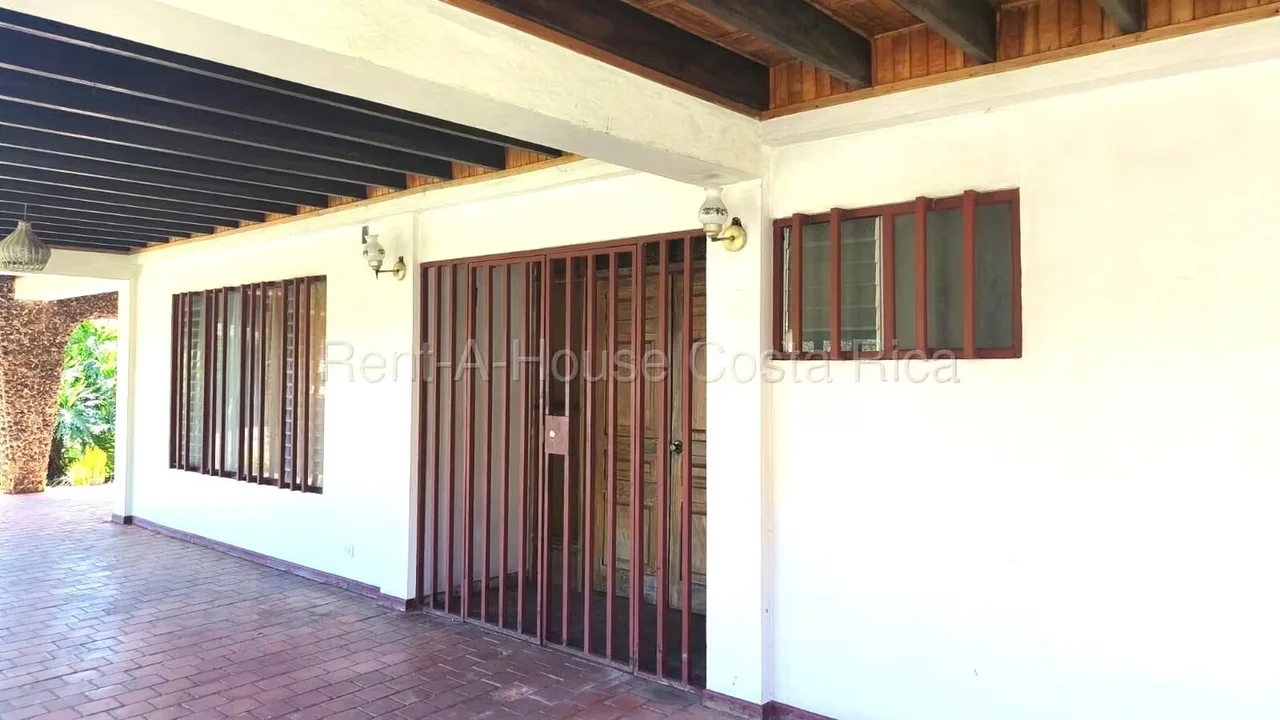 A rare gem in San Pablo de Barva, blending traditional Costa Rican charm with powerful investment potential. This 400 m² home sitting on an impressive 1,325.56 m² lot offers spacious ... — photo 5