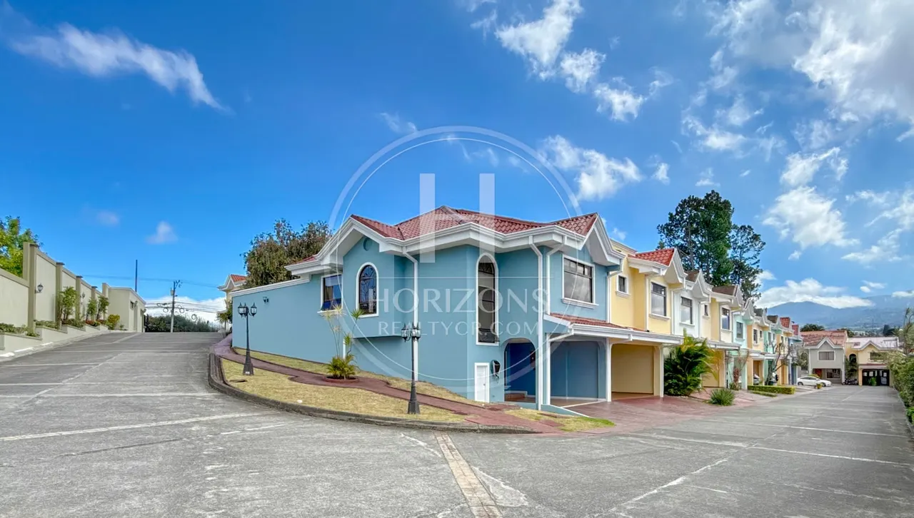 Área de construcción: 189 m² – Área de terreno: 155 m² – Disponibilidad inmediata – Cuota de condominio: 130,000 colones – Año de ...