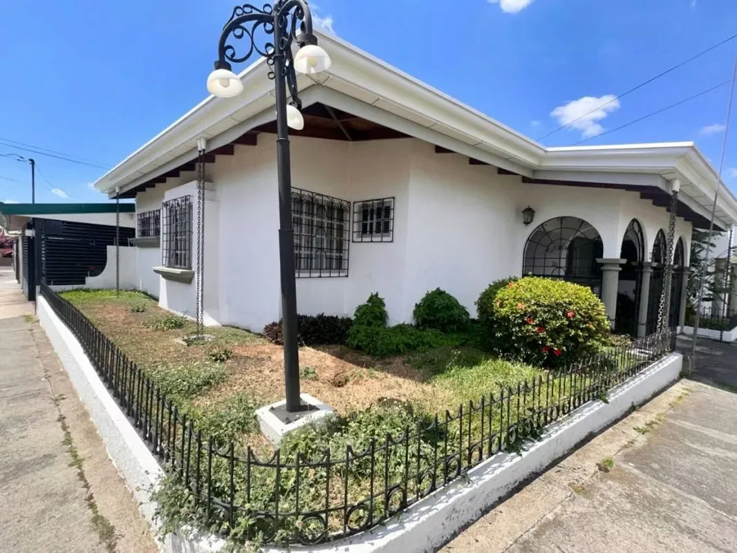 Venta de hermosa casa esquinera en Mercedes Norte de Heredia