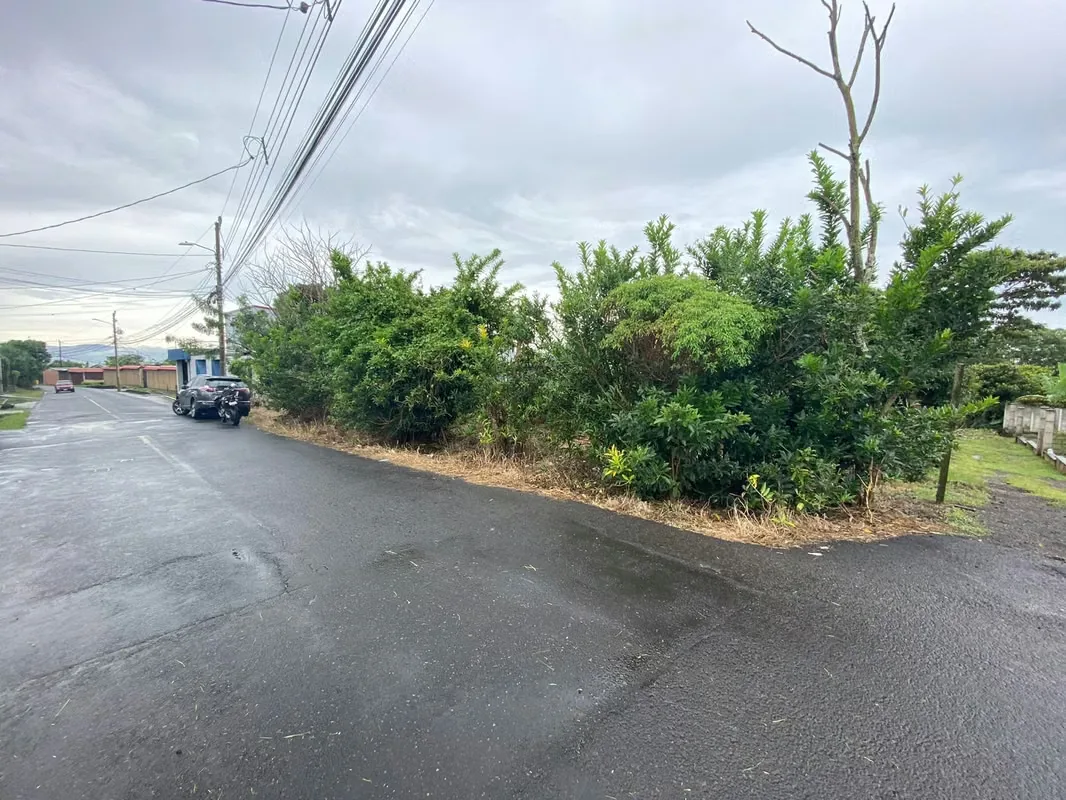 Lot facing public street in San Rafael de Heredia with the following characteristics: