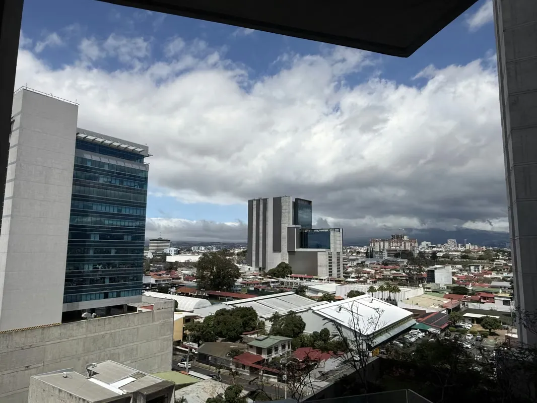 Esta propiedad ofrece una experiencia de vida contemporánea con abundante luz natural y agradables vistas panorámicas de la ciudad.