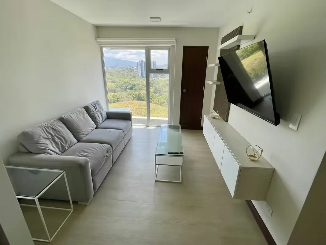 Ubicado en torre moderna dentro de una zona residencial y comercial de alta conveniencia.