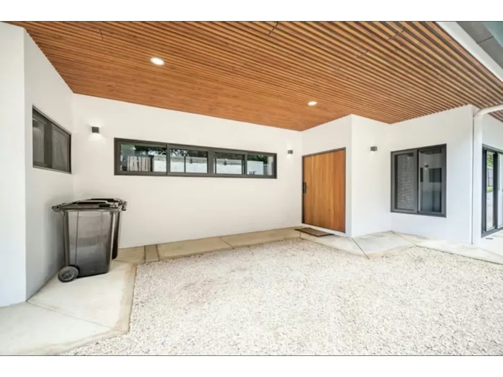 Experience the ultimate tropical lifestyle in this stunning, fully equipped contemporary home located in the peaceful community of San José de Pinilla. Surrounded by lush nature and ... — photo 2