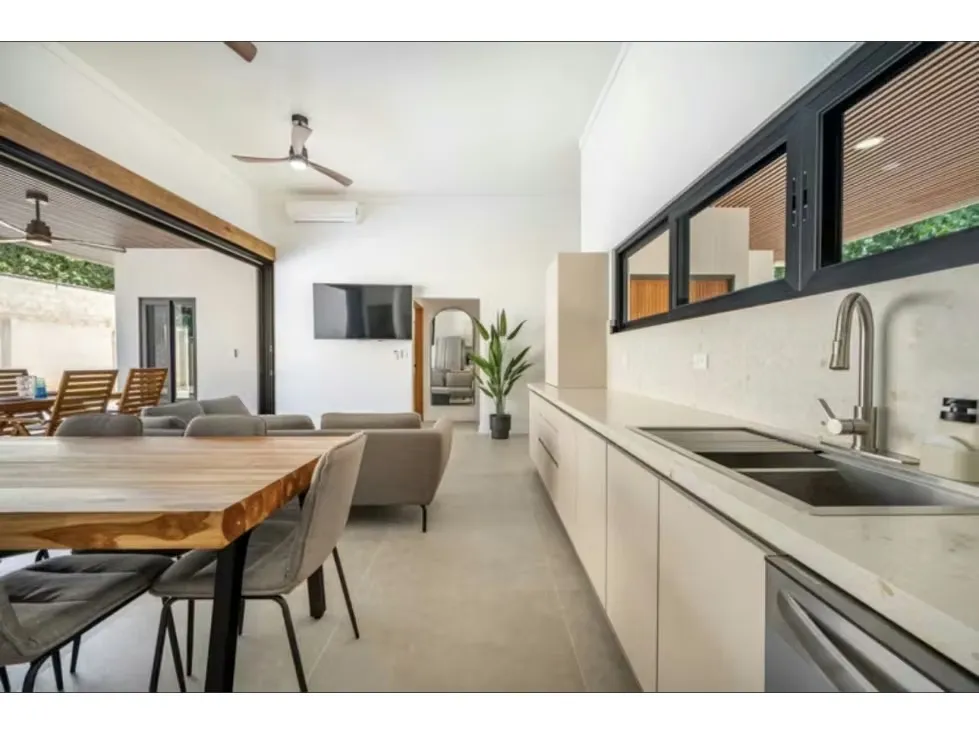 Experience the ultimate tropical lifestyle in this stunning, fully equipped contemporary home located in the peaceful community of San José de Pinilla. Surrounded by lush nature and ... — photo 4
