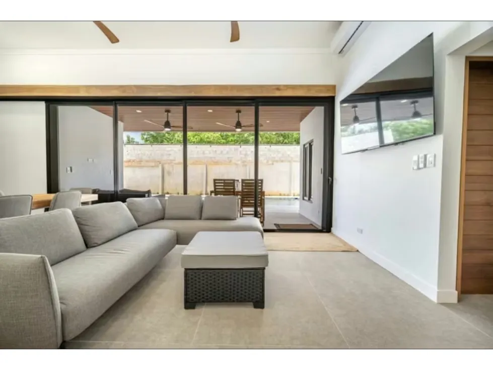 Experience the ultimate tropical lifestyle in this stunning, fully equipped contemporary home located in the peaceful community of San José de Pinilla. Surrounded by lush nature and ... — photo 5