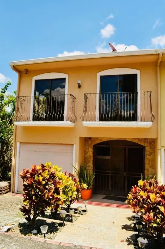 Espacios amplios, jardín, terrazas, bar y una distribución ideal para disfrutar en familia… esta casa en Condominio Quinta Real ...