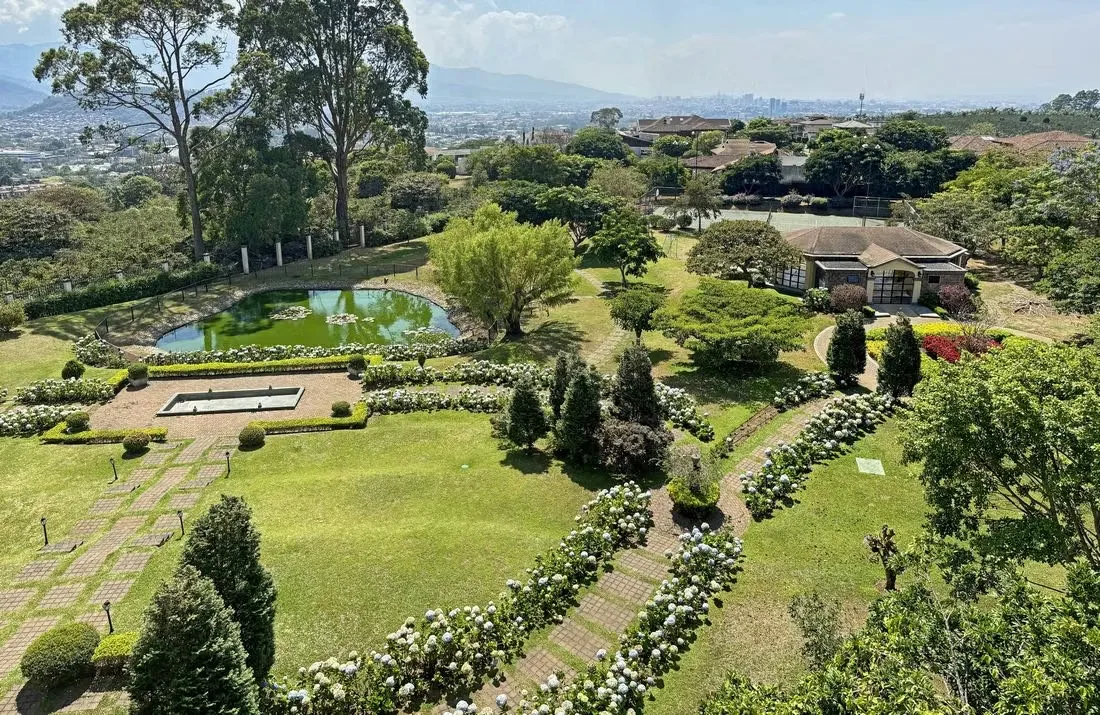 El Olivar Condominium, Colinas de Montealegre, Curridabat (Costa Rica) - This is a fantastic apartment in core and shell (gray work; left unfinished for customization) for sale in the ...
